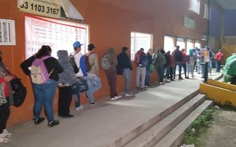 Así se ven las largas filas para abordar el camión / Pablo Núñez