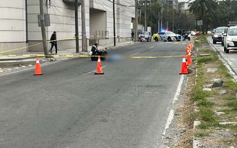 Elementos de la Policía de Monterrey y Protección Civil atendieron el accidente con saldo fatal. | Brandon Pereyra
