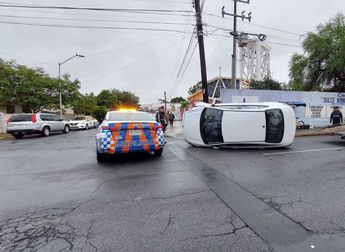 Un auto volcó luego de que su conductor dormitara. | Leyda Estrada