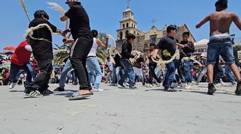 Miles de fieles abarrotaron el monte de San Martín de las Flores. | Telediario Especial