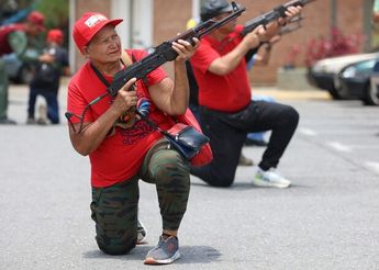 La tensión aumenta: Venezuela lleva a cabo adiestramiento militar para civiles| AFP