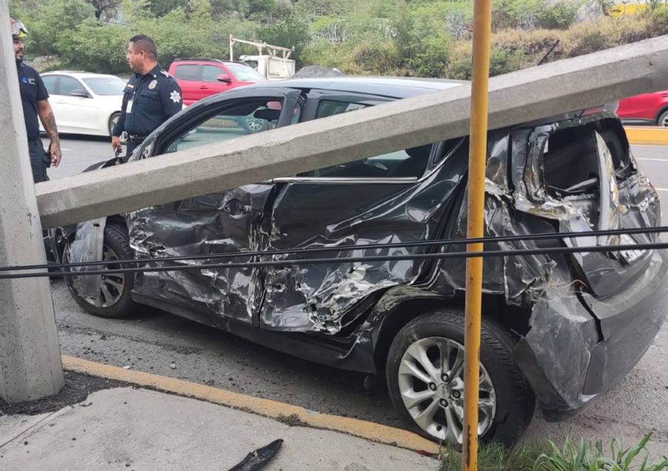 Automovilista resulta lesionada tras ser arrastrada por un tráiler en avenida Garza Sada. | Francisco Zúñiga