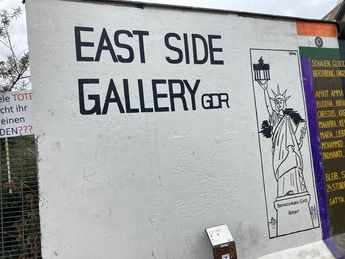 Arte que marca el inicio de East Side Gallery en el Muro de Berlín. | Carlos Ortega