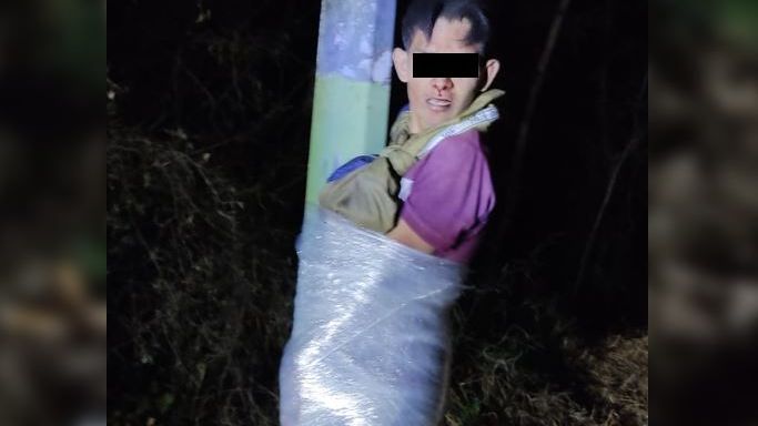 Presunto ladrón amarrado a poste. | Cortesía