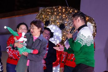 Lilia Cedillo durante el encendido del árbol navideño en el CCU de la BUAP / Agencia Es Imagen