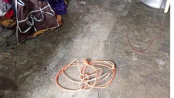 Cable eléctrico con el que el hombre se apoyó para someter a la mujer. | Foto: Israel Santacruz