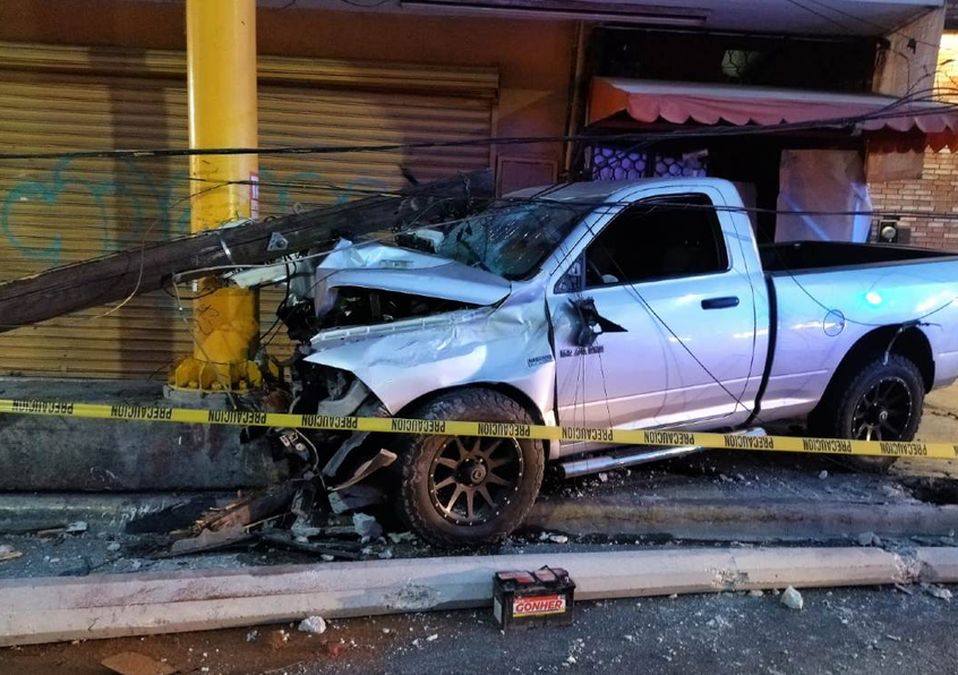 Conductor en presunto estado de ebriedad choca contra puente peatonal en avenida Ruiz Cortines. | Agustín Martínez
