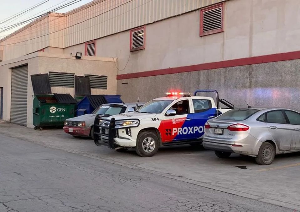 Hombre muere mientras laboraba en una empresa en Escobedo