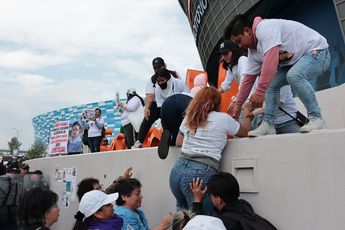 Las buscadoras lograron llegar a la explanada del auditorio GNP para lanzar sus consignas.