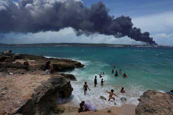 Personas en playa de Cuba ven el fuego/ AP