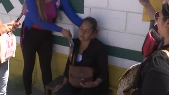 Gómez Palacio: Mujer se desmaya en fila de beca Rita Cetina