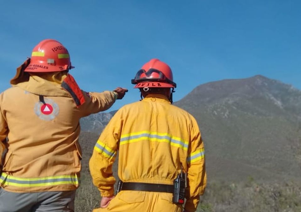 Continúan labores para combatir incendio en la Sierra de Gomas en Villaldama. | Especial