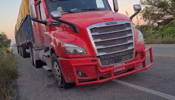 Tráiler afectado por ponchallantas en General Terán. | Martha Zamora