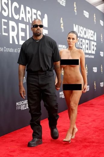 Bianca Censori  desnuda en los Premios Grammy