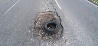 Este bache en Adolf Horn ha ponchado más de una llanta