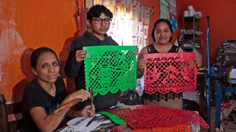 El papel picado elaborado en Tochimilco por el Taller Copantitla adorna las ofrendas durante el 1 y 2 de noviembre | Melanie Torres