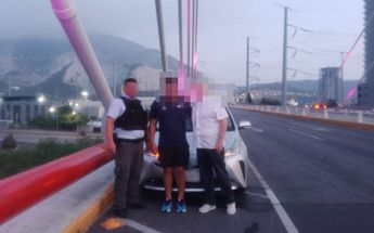 Elementos de la Policía de Monterrey persuadieron al joven de 20 años para que no se tirara del puente. | Cortesía