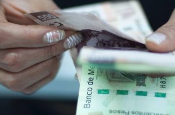 El salario mínimo es la cantidad mínima de dinero que un empleador está legalmente obligado a pagar a un trabajador por su labor.