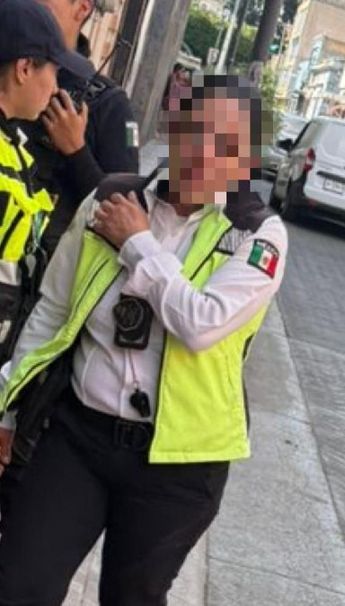 La agente fue trasladada en una ambulancia a la unidad de la Cruz Verde | Juan Carlos Munguía