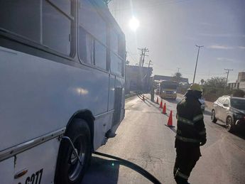 Los usuarios y el operador, identificado como Rodolfo, de 28 años, lograron descender a tiempo de la unidad marcada con el número económico 38