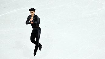 Donovan Carrillo marcando un giro triple en la final de patinaje sobre hielo / Cortesía