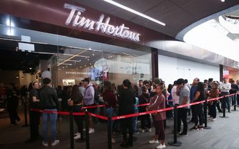 Clientes durante la apertura de Tim Hortons Edomex/ Araceli López