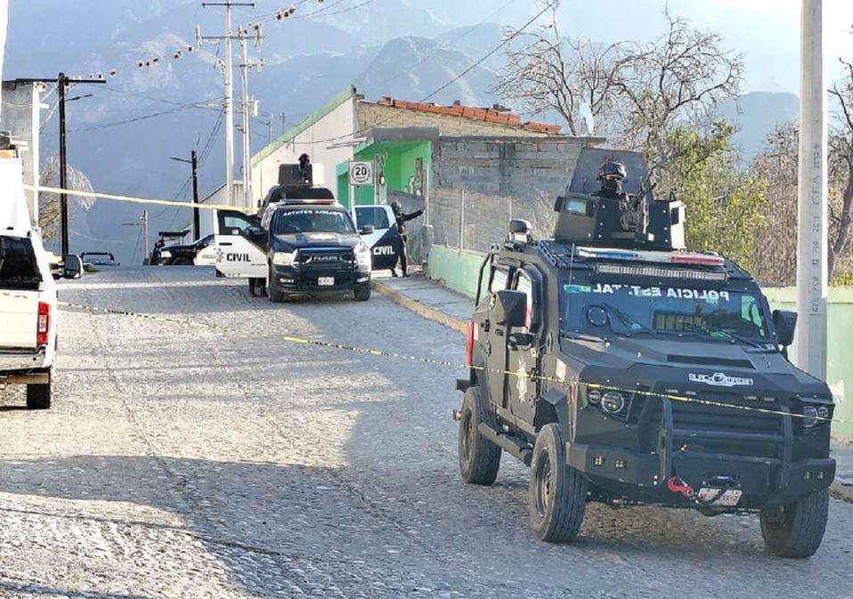 Las autoridades aseguraron cinco armas largas, así como diversos cargadores, cartuchos y equipo táctico en Rayones. | Agustín Martínez
