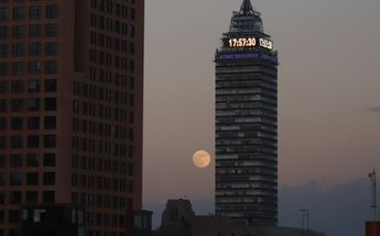 Luna gigante desde la Torre Latino CdMx / Naomi Antonio