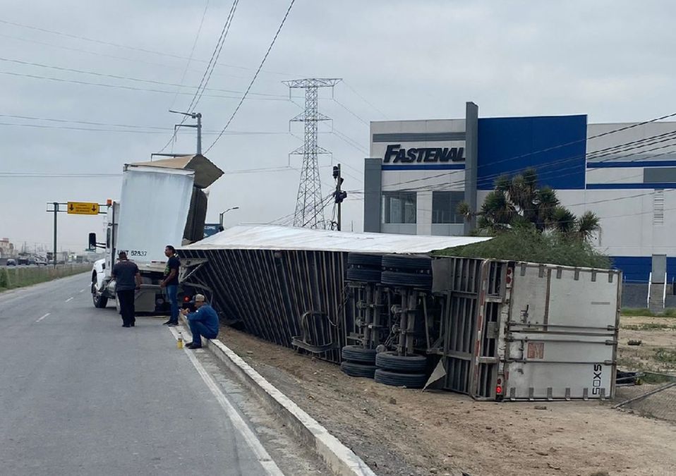 Tráiler vuelca en el Libramiento Noreste en Escobedo. | Pamela Villanueva