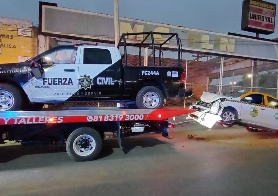 Patrulla de Fuerza Civil choca contra taxi en Monterrey. | Agustín Martínez