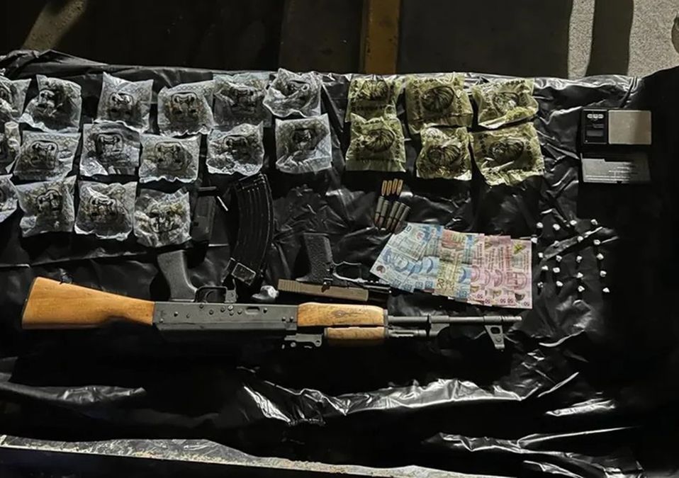 Detienen a tres jóvenes con droga y con un ‘cuerno de chivo’ en Juárez, NL