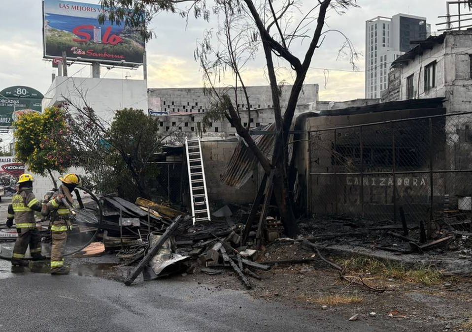 El incendio se dio en la avenida Morones Prieto | Ángel Mercado