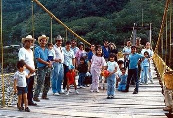 Habitantes de Acrediano en el puente colgante del pueblo | Especial