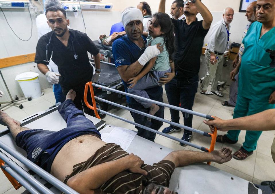 Civiles acuden al hospital luego del bombardeo/ AFP