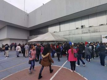 Las filas comenzaron a desbordarse ante la desesperación de los asistentes. | Sandra González