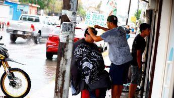 Barbero salió a la vía pública a terminarle de cortar el cabello a un cliente en Guadalupe.