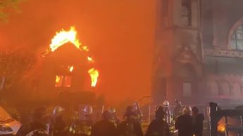 Primer iglesia en Queens sufre incendio, seis bomberos resultan