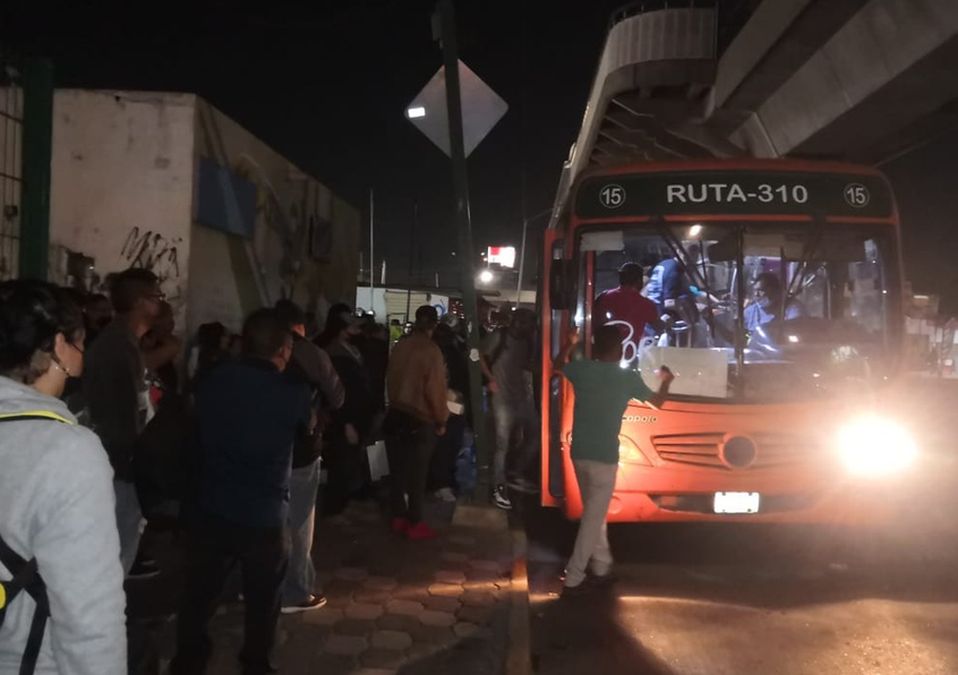 La avenida Aztlán, hay uno de los parabuses más concurridos de la zona norte de Monterrey. / Alexandra Amao