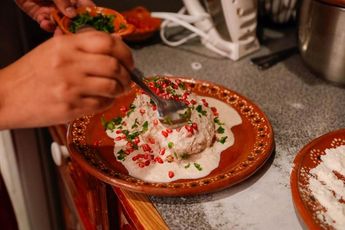 Así se ven los detalles finales de la preparación de chiles en nogada / Agencia Es Imagen