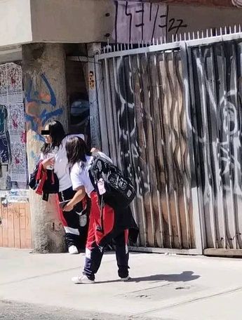 El uniforme deportivo del Colegio Cultural cuenta con vivos en rojo y blanco, tal como se muestra en el video / Especial