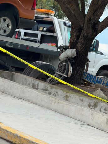 Así quedó la bicicleta del hombre que murió prensado por una camioneta contra un árbol en Tizayuca. | Guadalupe Trejo