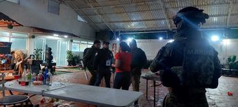 Integrantes de Marina y policía municipal de Ecatepec acudieron al lugar para retirar a los jóvenes y suspender el salón de fiestas. | Lauro Galicia