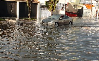 Calle inundada en Zapopan tras la lluvia / Juan Carlos Munguía