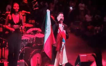 Jorge Celedón con la bandera de México durante su show con Jean Carlos Centeno. | Ángel Martínez