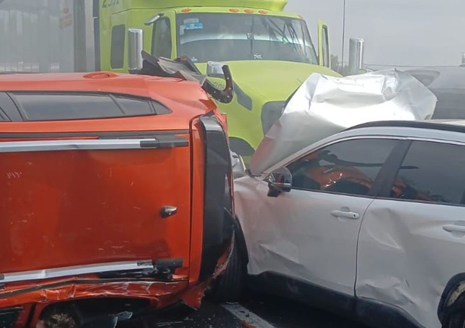 Dos unidades de transporte se vieron involucradas en una carambola sobre el CEM | Juan Camacho