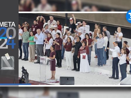 Claudia Sheinbaum durante el cierre de campaña en el Zócalo, acompañada por morenistas./Ariel Ojeda, Milenio.