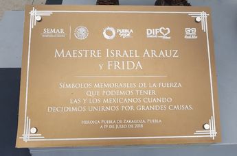 Placa de la escultura de la perrita Frida en Puebla | Especial