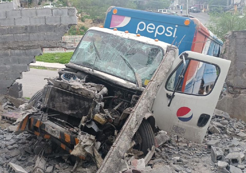 Accidente en colonia Pedregal del Topo Chico en Escobedo | Fabricio Gallegos