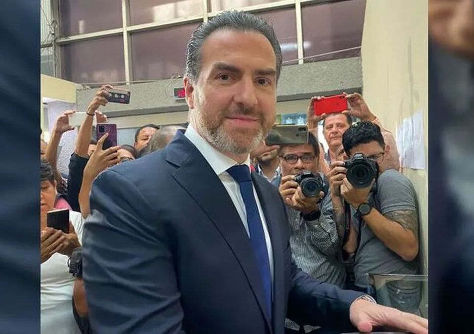 Adrián de la Garza se registra como candidato a fiscal de NL