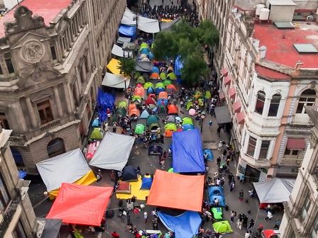 Los maestros de la CNTE instalaron un plantón en la calle 5 de Mayo, en el Centro Histórico de la Ciudad de México | Cuartoscuro